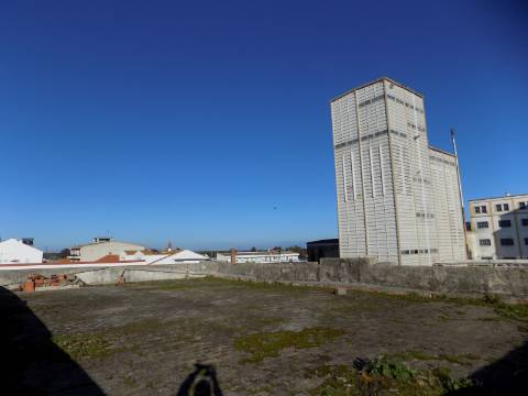 Prédio R/c com lojas e 1º andar habitação