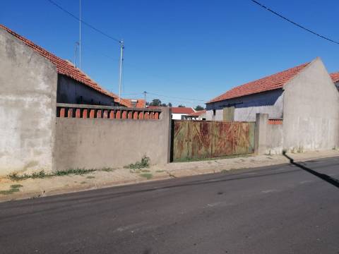 Armazéns em Aldeia próxima de Grândola