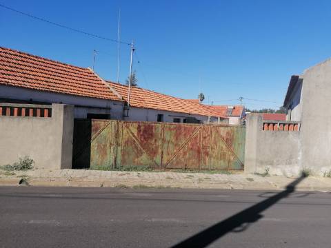 Armazéns em Aldeia próxima de Grândola