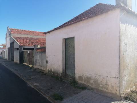 Armazéns em Aldeia próxima de Grândola