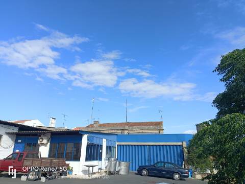 Prédio sec.XVIII e zona de armazéns