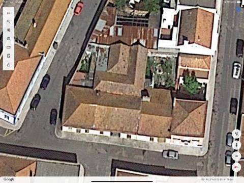 Prédio - Habitação/armazéns industriais (para recuperar )