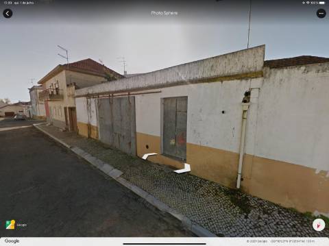 Prédio - Habitação/armazéns industriais (para recuperar )