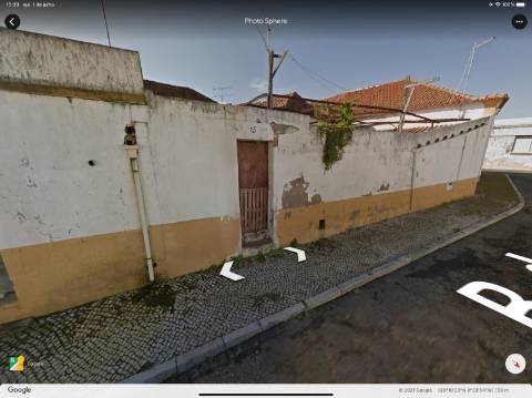 Prédio - Habitação/armazéns industriais (para recuperar )