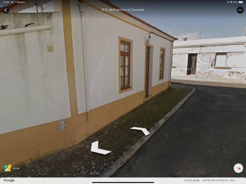 Prédio - Habitação/armazéns industriais (para recuperar )