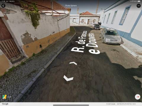 Prédio - Habitação/armazéns industriais (para recuperar )