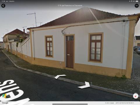 Prédio - Habitação/armazéns industriais (para recuperar )