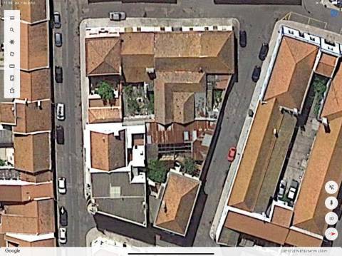 Prédio - Habitação/armazéns industriais (para recuperar )