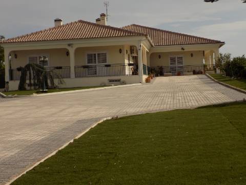 Quinta c/ Casa Tipo Bi Familiar e Armazém