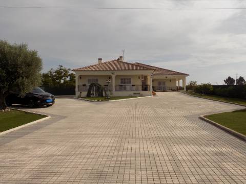 Quinta c/ Casa Tipo Bi Familiar e Armazém