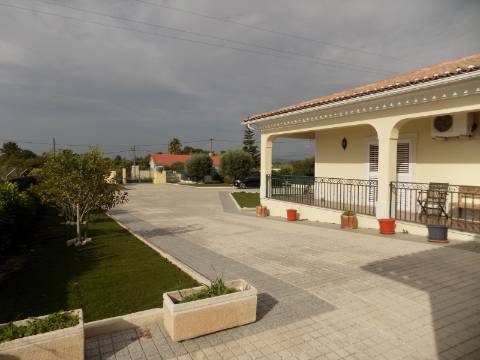 Quinta c/ Casa Tipo Bi Familiar e Armazém