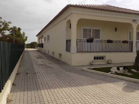 Quinta c/ Casa Tipo Bi Familiar e Armazém