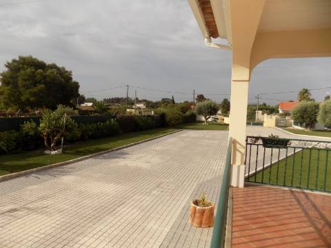 Quinta c/ Casa Tipo Bi Familiar e Armazém