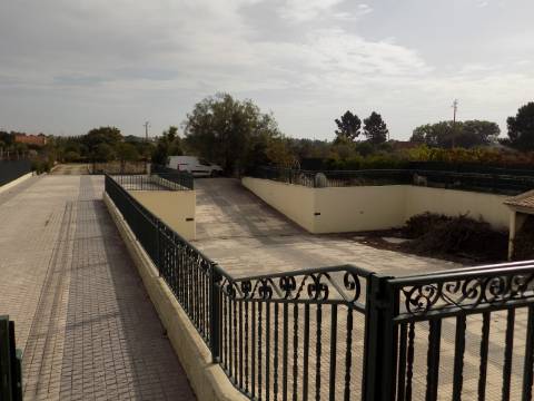 Quinta c/ Casa Tipo Bi Familiar e Armazém