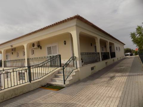 Quinta c/ Casa Tipo Bi Familiar e Armazém