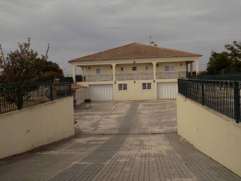 Quinta c/ Casa Tipo Bi Familiar e Armazém