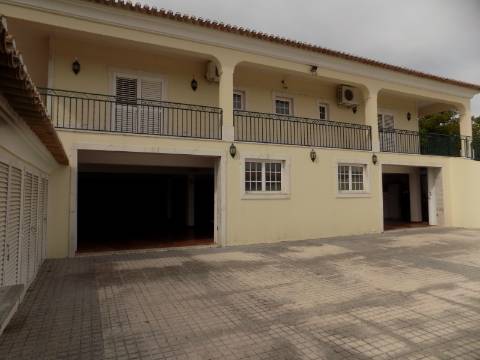 Quinta c/ Casa Tipo Bi Familiar e Armazém