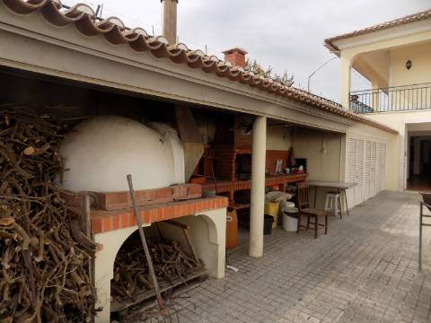 Quinta c/ Casa Tipo Bi Familiar e Armazém