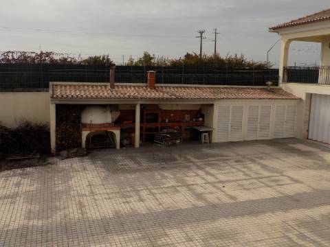 Quinta c/ Casa Tipo Bi Familiar e Armazém