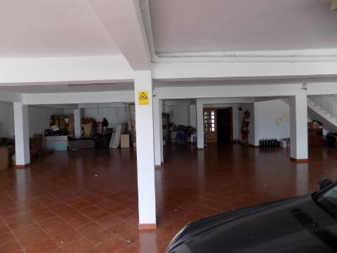 Quinta c/ Casa Tipo Bi Familiar e Armazém