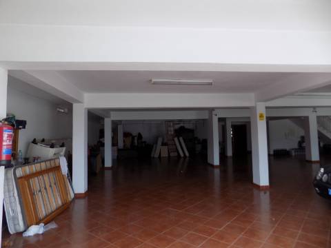 Quinta c/ Casa Tipo Bi Familiar e Armazém