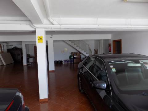 Quinta c/ Casa Tipo Bi Familiar e Armazém