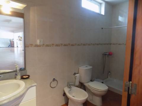 Quinta c/ Casa Tipo Bi Familiar e Armazém