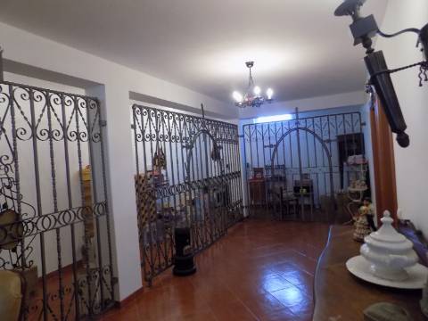 Quinta c/ Casa Tipo Bi Familiar e Armazém