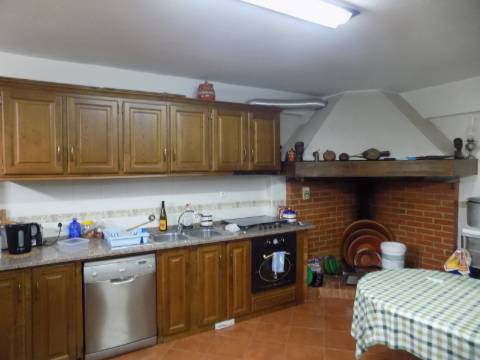 Quinta c/ Casa Tipo Bi Familiar e Armazém