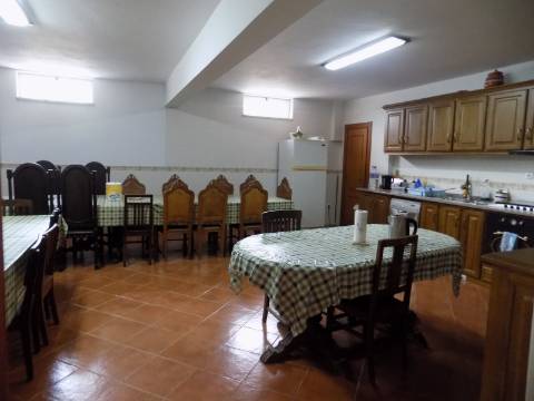 Quinta c/ Casa Tipo Bi Familiar e Armazém