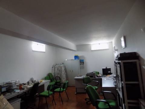 Quinta c/ Casa Tipo Bi Familiar e Armazém