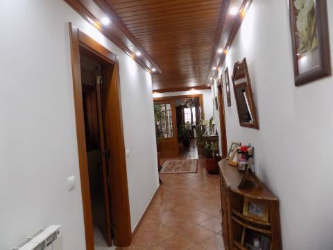 Quinta c/ Casa Tipo Bi Familiar e Armazém