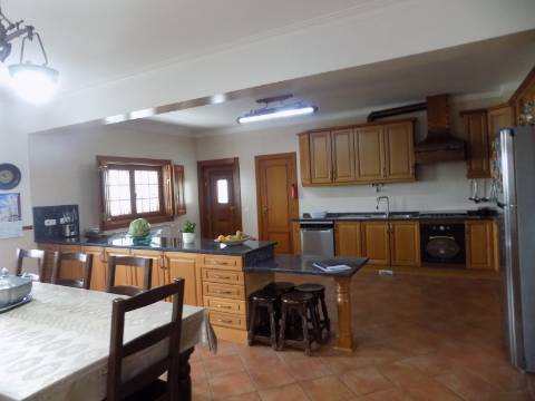 Quinta c/ Casa Tipo Bi Familiar e Armazém