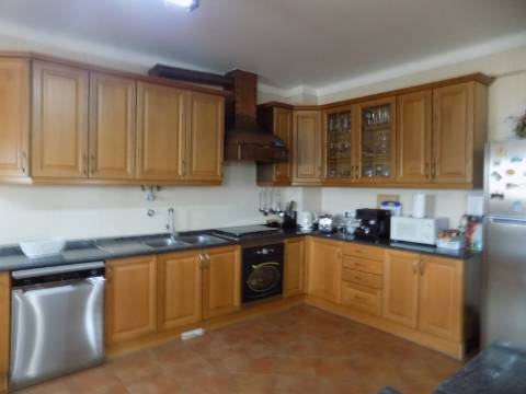 Quinta c/ Casa Tipo Bi Familiar e Armazém