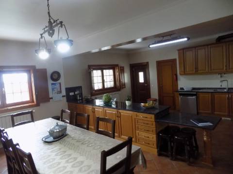 Quinta c/ Casa Tipo Bi Familiar e Armazém