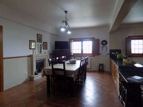 Quinta c/ Casa Tipo Bi Familiar e Armazém