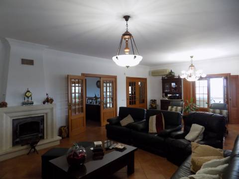 Quinta c/ Casa Tipo Bi Familiar e Armazém