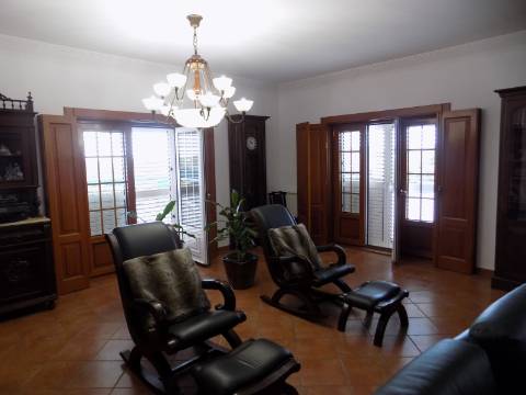 Quinta c/ Casa Tipo Bi Familiar e Armazém