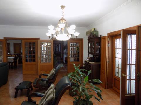 Quinta c/ Casa Tipo Bi Familiar e Armazém