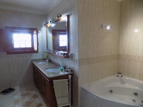 Quinta c/ Casa Tipo Bi Familiar e Armazém