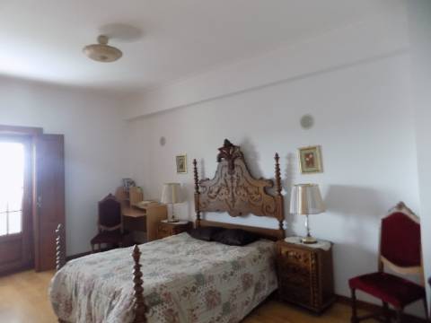 Quinta c/ Casa Tipo Bi Familiar e Armazém