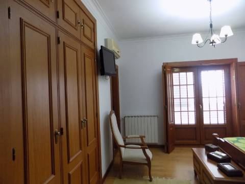 Quinta c/ Casa Tipo Bi Familiar e Armazém