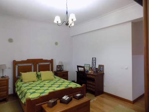 Quinta c/ Casa Tipo Bi Familiar e Armazém