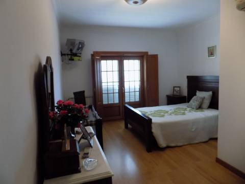 Quinta c/ Casa Tipo Bi Familiar e Armazém