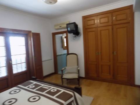 Quinta c/ Casa Tipo Bi Familiar e Armazém