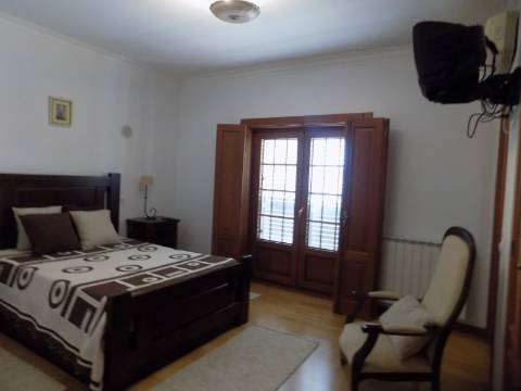 Quinta c/ Casa Tipo Bi Familiar e Armazém