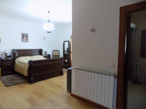 Quinta c/ Casa Tipo Bi Familiar e Armazém