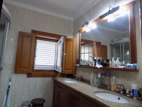 Quinta c/ Casa Tipo Bi Familiar e Armazém