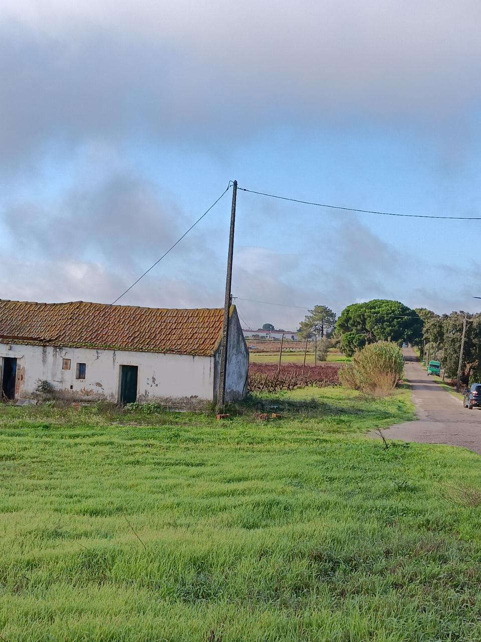 Terreno com casa de habitação em ruinas