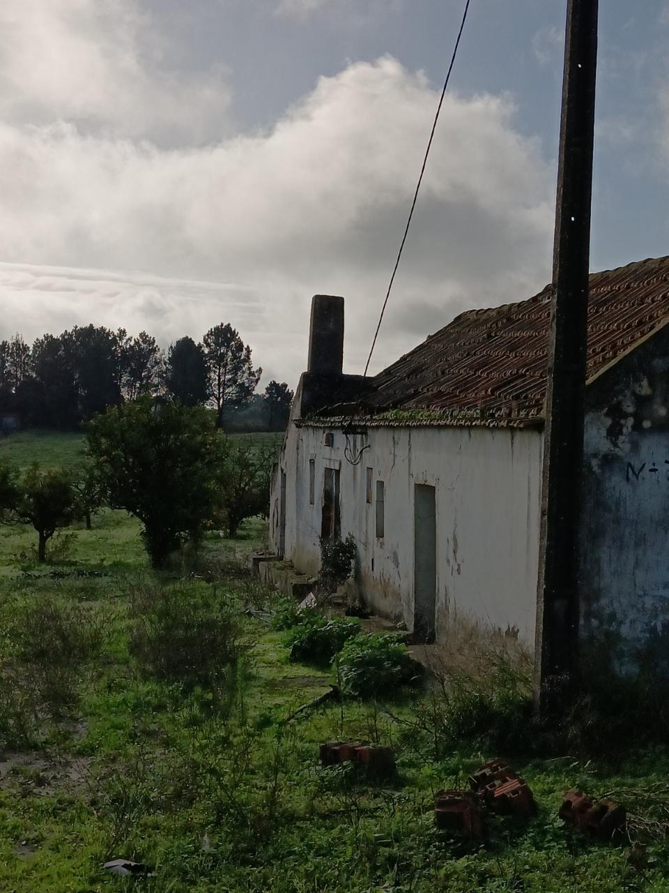 Terreno com casa de habitação em ruinas